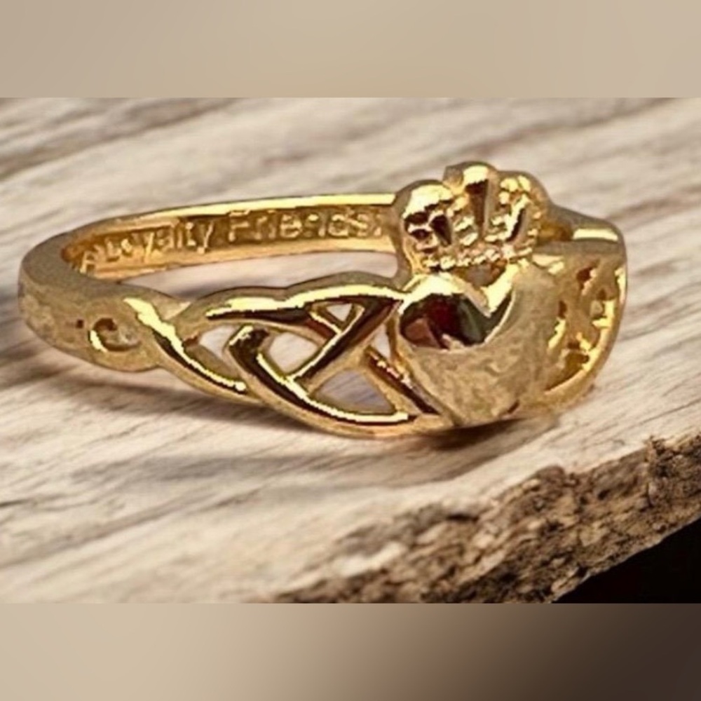 Gold Celtic Knot Claddagh Ring (sz 6)